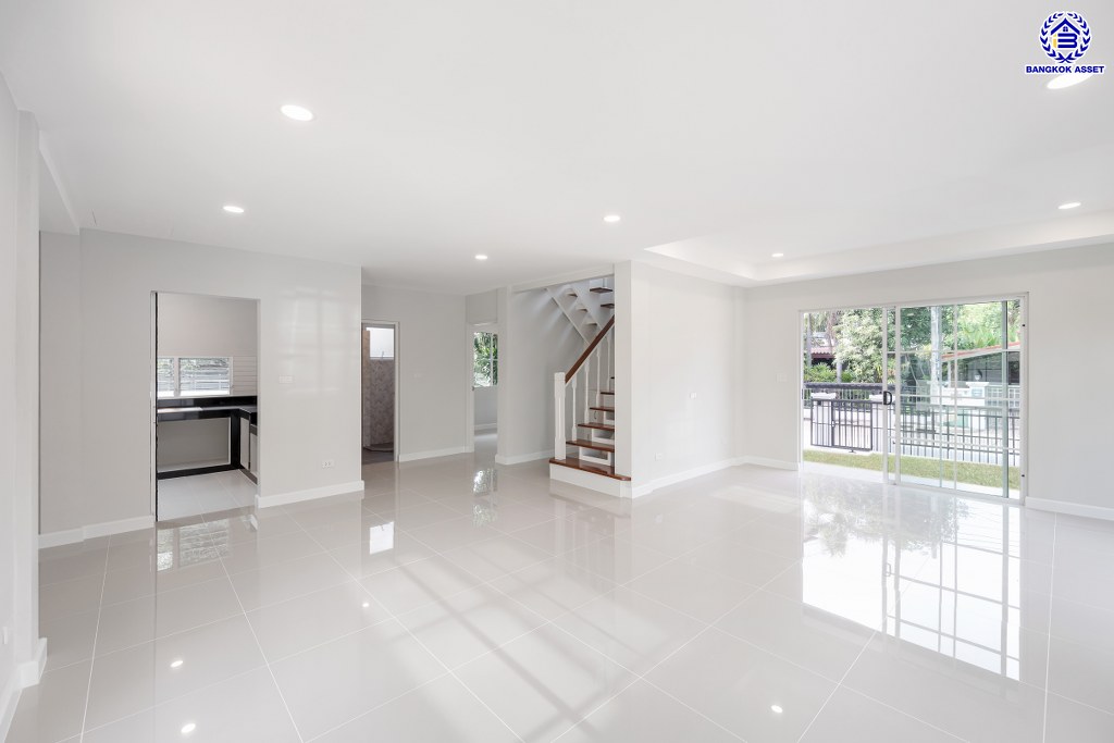 บ้านมือสองตกแต่งใหม่ โครงการ ชัยพฤกษ์ บางบัวทอง เนื้อที่ 71.20 ตร.ว. พื้นที่ใช้สอย 224.86 ตร.ม. ฟังก์ชัน 4 ห้องนอน 3 ห้องน้ำ จอดรถได้ 2 คัน พร้อม Facilities โครงการครบครัน ทำเลติดถนนบางกรวย-ไทรน้อย เชื่อมต่อถนนกาญจนาภิเษก ใกล้เซ็นทรัลเวสต์เกต และรถไฟฟ้าสายสีม่วง "สถานีคลองบางไผ่"